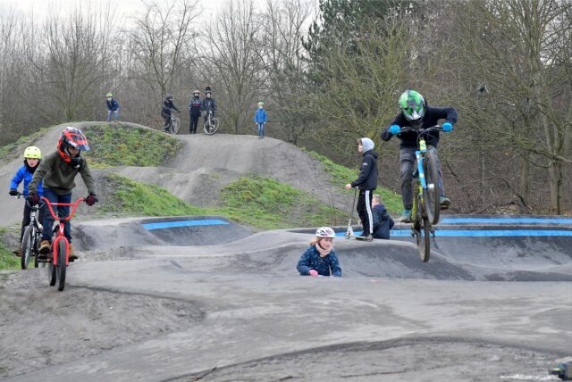 Kinder fahren durch einen Bike-Park