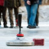 Menschen beim Eisstockschießen
