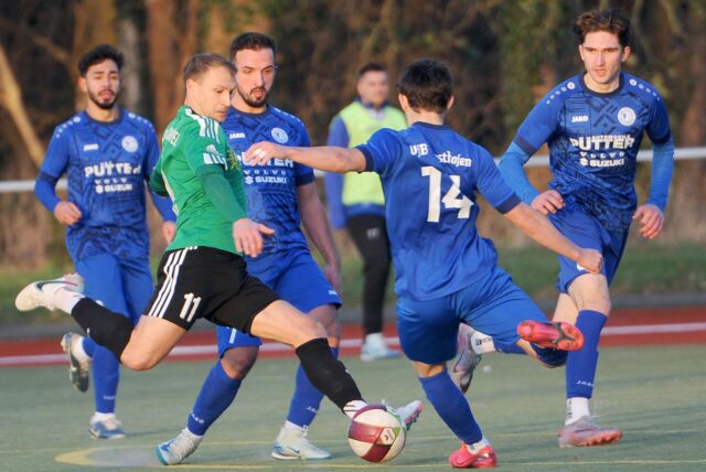 Vier Spieler vom VfB Westhofen arbeiten gegen den Ball.