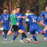 Vier Spieler vom VfB Westhofen arbeiten gegen den Ball.