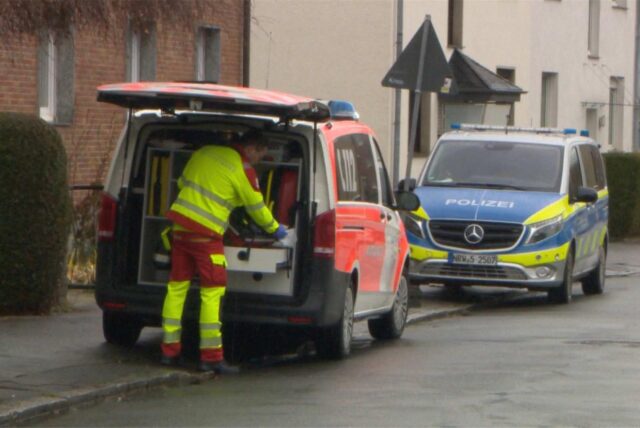 Ein Notarztfahrzeug und ein Streifenwagen der Polizei stehen am Ort eines Tötungsdelikts in Dortmund-Westerfilde.