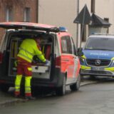 Ein Notarztfahrzeug und ein Streifenwagen der Polizei stehen am Ort eines Tötungsdelikts in Dortmund-Westerfilde.