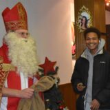 Rudi Klopfer verteilt im Nikolaus-Kostüm Geschenke.