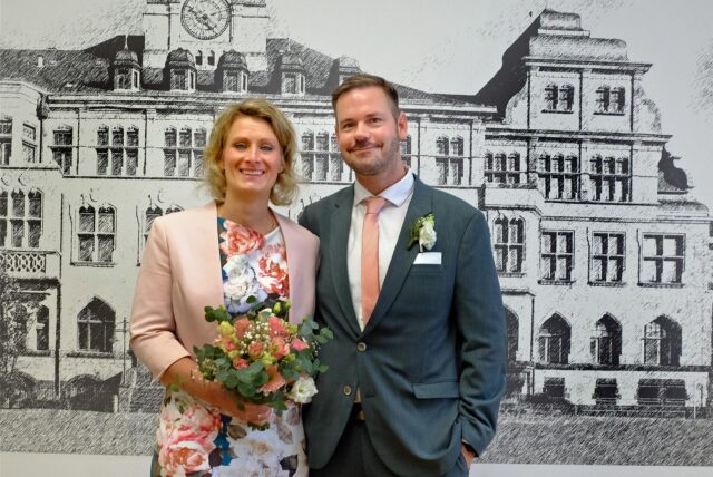 Annika Juli und Christian Schlüsener nach ihrer Hochzeit im Trauzimmer im Rathaus Recklinghausen