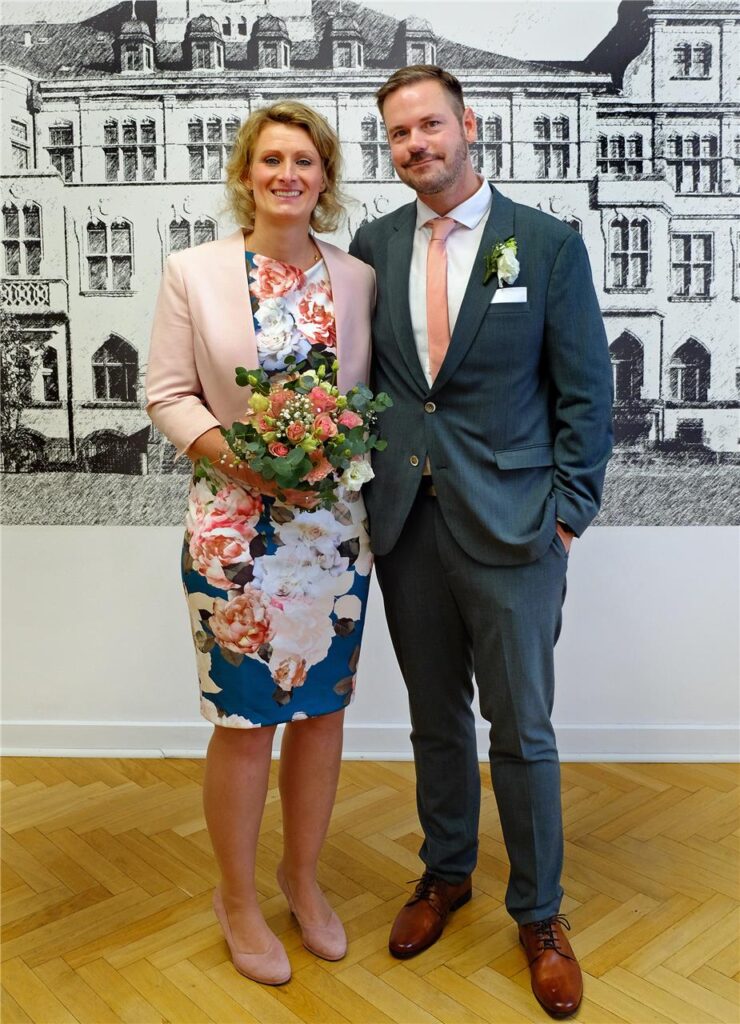 Annika Juli und Christian Schlüsener nach ihrer Hochzeit im Trauzimmer im Rathaus Recklinghausen Annika Juli und Christian Schlüsener nach ihrer Hochzeit im Trauzimmer im Rathaus Recklinghausen
