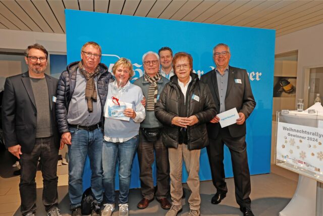 Ingrid Heuchel (2.v.r.) freut sich über den Hauptpreis der Weihnachtsrallye: einen Opel Corsa im Wert von über 20.000 Euro. Zahlreiche Gratulanten, darunter auch Veronika Stoscheck (3.v.l.), die Gewinnerin eines Zurbrüggen-Gutscheins im Wert von 1.000 Euro, freuten sich mit der Gewinnerin.
