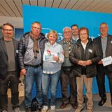 Ingrid Heuchel (2.v.r.) freut sich über den Hauptpreis der Weihnachtsrallye: einen Opel Corsa im Wert von über 20.000 Euro. Zahlreiche Gratulanten, darunter auch Veronika Stoscheck (3.v.l.), die Gewinnerin eines Zurbrüggen-Gutscheins im Wert von 1.000 Euro, freuten sich mit der Gewinnerin.