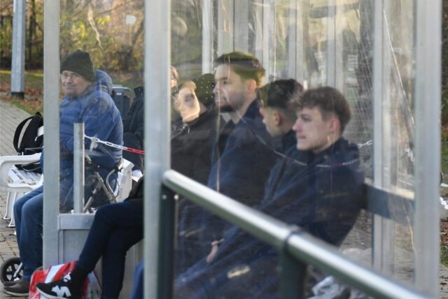 Die Spieler von Eintracht Werne sitzen auf der Bank.