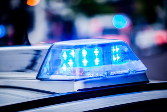 Das Blaulicht auf einem Polizeiwagen.