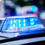 Das Blaulicht auf einem Polizeiwagen.
