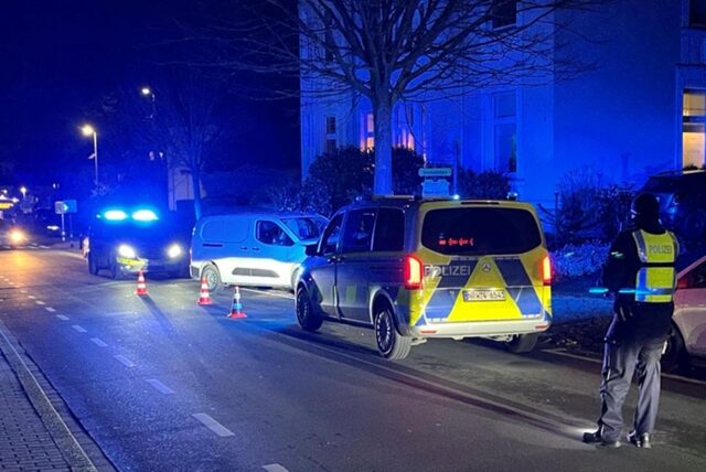An der Uhlandstraße in Unna ist am Dienstag (12.12.) ein weißer Kleintransporter frontal gegen einen Straßenbaum gefahren. Polizisten sicherten die Unfallstelle ab.