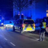 An der Uhlandstraße in Unna ist am Dienstag (12.12.) ein weißer Kleintransporter frontal gegen einen Straßenbaum gefahren. Polizisten sicherten die Unfallstelle ab.