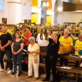 Besucher in BVB-Trikots beim Gottesdienst der BVB-Gründerkirche in Dortmund.