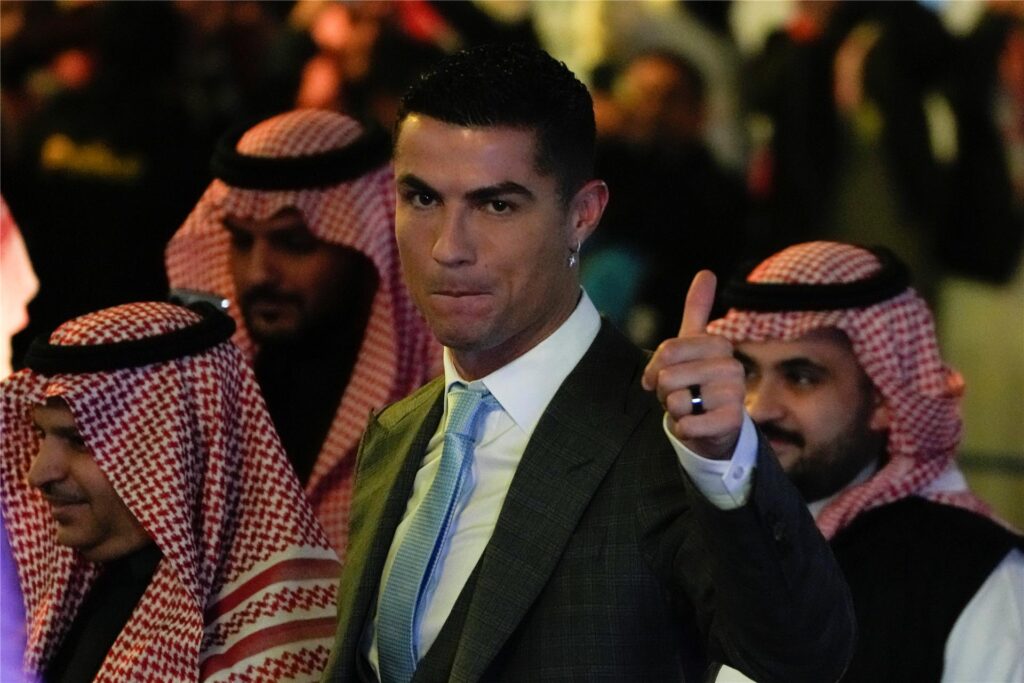 Cristiano Ronaldo, portugiesischer Fußballstar, reagiert während seiner offiziellen Vorstellung als neues Mitglied des Fußballclubs Al Nassr. Cristiano Ronaldo, portugiesischer Fußballstar, reagiert während seiner offiziellen Vorstellung als neues Mitglied des Fußballclubs Al Nassr.