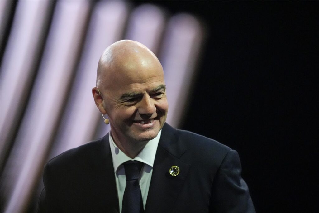 FIFA-Präsident Gianni Infantino betritt die Bühne auf der Veranstaltung zur Auslosung für die FIFA Klub-Weltmeisterschaft. FIFA-Präsident Gianni Infantino betritt die Bühne auf der Veranstaltung zur Auslosung für die FIFA Klub-Weltmeisterschaft.