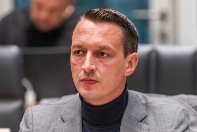 AfD-Politiker Matthias Helferich bei der Sitzung des Stadtats in Dortmund am 14. November 2024.