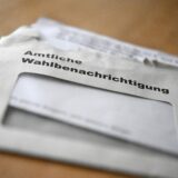 Eine geöffnete amtliche Wahlbenachrichtigung liegt auf einem Tisch.