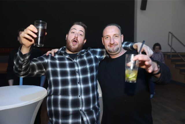 Menschen beim Feiern bei der Sim-Jü-Party in Werne