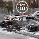 Auch am Morgen nach dem Brand sind die Spuren noch deutlich sichtbar. Drei betroffene Fahrzeuge standen noch auf dem Hof, zwei weitere wurden bereits in der Frühe abtransportiert.