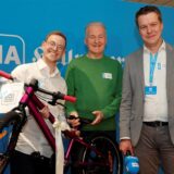 Heiko Droop (m.) freut sich über ein Fahrrad, für das er sicher eine gute Verwendung finden wird. Er war einer von vielen Gewinnern bei der HA-Weihnachtsrallye.