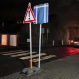 In Unna ist ein Zebrastreifen mit gelben Kreuzen markiert. Ein Verkehrsschild davor ist überklebt, davor steht ein Warnschild