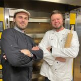 Geschäftsführer Benjamin Brasse und Koch Marcel Appel stehen in der Backstube von Kathi’s Café in Bergkamen.