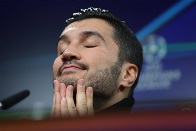 Nuri Sahin schließt die Augen.