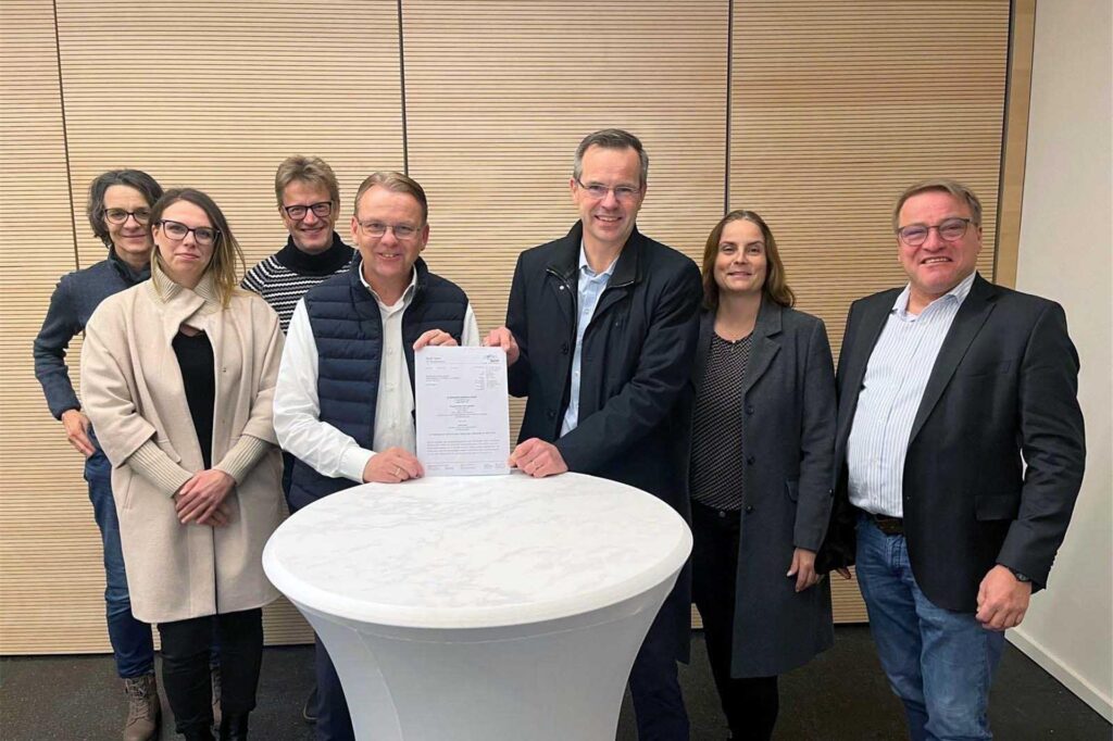 Bürgermeister Thomas Orlowski für die Stadt und Markus Jungeilges für den Förderverein Freibad Selm unterschrieben den Vertrag über die Weiterleitung von Fördermitteln für die Sanierung des Freibades.
