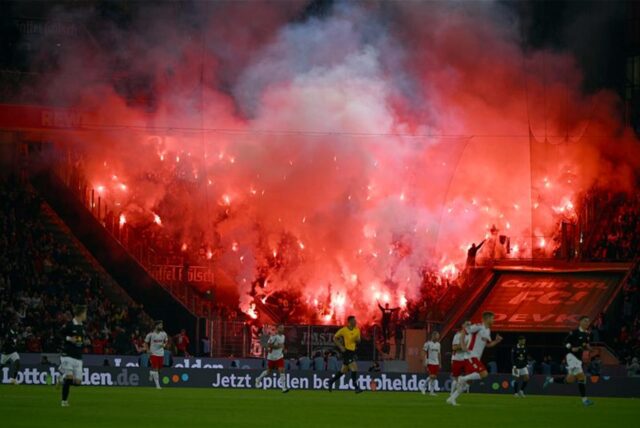 Fußball: Abschiedsspiel von Lukas Podolski beim 1. FC Köln, Polnische Fans zünden Pyrotechnik.