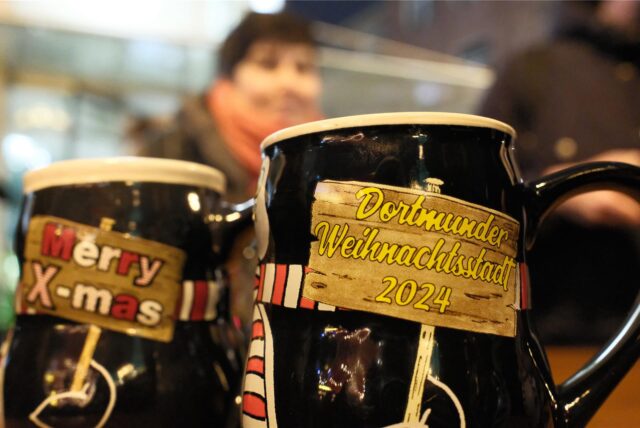 2024 gibt es eine zweite Tasse mit Pinguin-Motiv auf dem Dortmunder Weihnachtsmarkt.