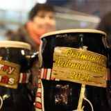 2024 gibt es eine zweite Tasse mit Pinguin-Motiv auf dem Dortmunder Weihnachtsmarkt.