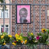 Ein Bild von Mouhamed Dramé und Blumen hängen an einem Zaun an der Holsteiner Straße in Dortmund, wo der Jugendliche von Polizisten erschossen wurde.