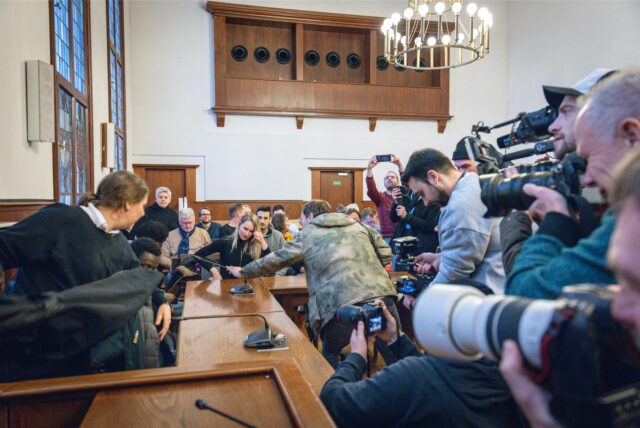 Viele Journalisten fotografieren und filmen in einem Gerichtssaal im Landgericht Dortmund