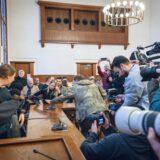 Viele Journalisten fotografieren und filmen in einem Gerichtssaal im Landgericht Dortmund