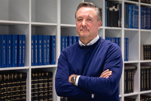 Oberstaatsanwalt steht Carsten Dombert in einem Besprechungsraum in der Staatsanwaltschaft Dortmund.