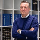 Oberstaatsanwalt steht Carsten Dombert in einem Besprechungsraum in der Staatsanwaltschaft Dortmund.