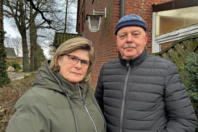 Silke und Rainer Kärger stehen vor ihrer Ausweichwohnung in Stockum.