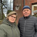 Silke und Rainer Kärger stehen vor ihrer Ausweichwohnung in Stockum.