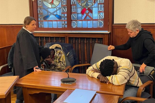 Sidy und Lassana Dramé, die beiden Brüder des getöteten 16-jährigen Mouhamed hat das Urteil sichtlich getroffen. Nach dem Urteil saßen sie noch länger weinend im Gerichtsaal.