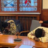 Sidy und Lassana Dramé, die beiden Brüder des getöteten 16-jährigen Mouhamed hat das Urteil sichtlich getroffen. Nach dem Urteil saßen sie noch länger weinend im Gerichtsaal.