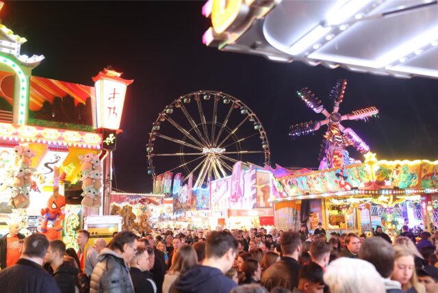 Menschen wandern über die Sim-Jü-Kirmes