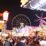 Menschen wandern über die Sim-Jü-Kirmes