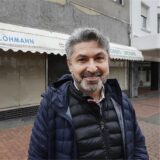 Necati Danabas (Foto) steht vor dem Gebäude am Nordberg in Bergkamen.