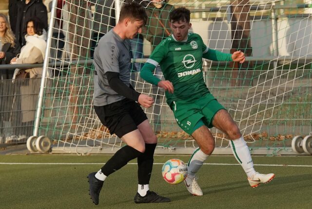 Zwei Spieler im Zweikampf.