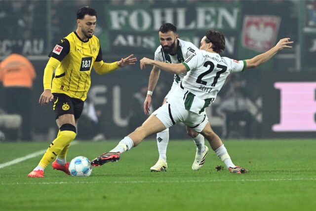 Ramy Bensebaini im Zweikampf.