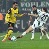 Ramy Bensebaini im Zweikampf.