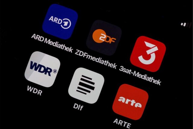 Die Apps der Mediatheken von ARD, ZDF, 3sat sowie von Arte, Deutschlandfunk (Dlf) und Westdeutscher Rundfunk (WDR) sind auf einem Smartphone zu sehen