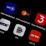 Die Apps der Mediatheken von ARD, ZDF, 3sat sowie von Arte, Deutschlandfunk (Dlf) und Westdeutscher Rundfunk (WDR) sind auf einem Smartphone zu sehen