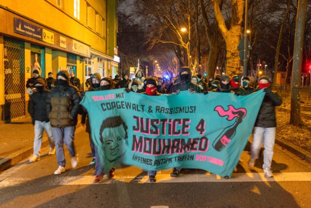 Durch die Nordstadt zieht eine Demonstration.