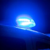 Ein Blaulicht leuchtet auf dem Dach eines Polizeiwagens.